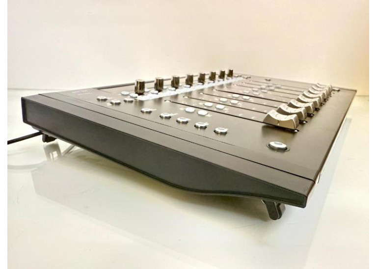Avid Artist Mix Touch-Sensitive Fader Control Surface Avid Artist Mix Touch-Sensitive Fader Control Surface